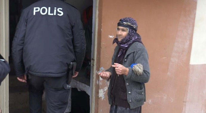 Madde bağımlısı, anne ve babasını bıçakla rehin aldı