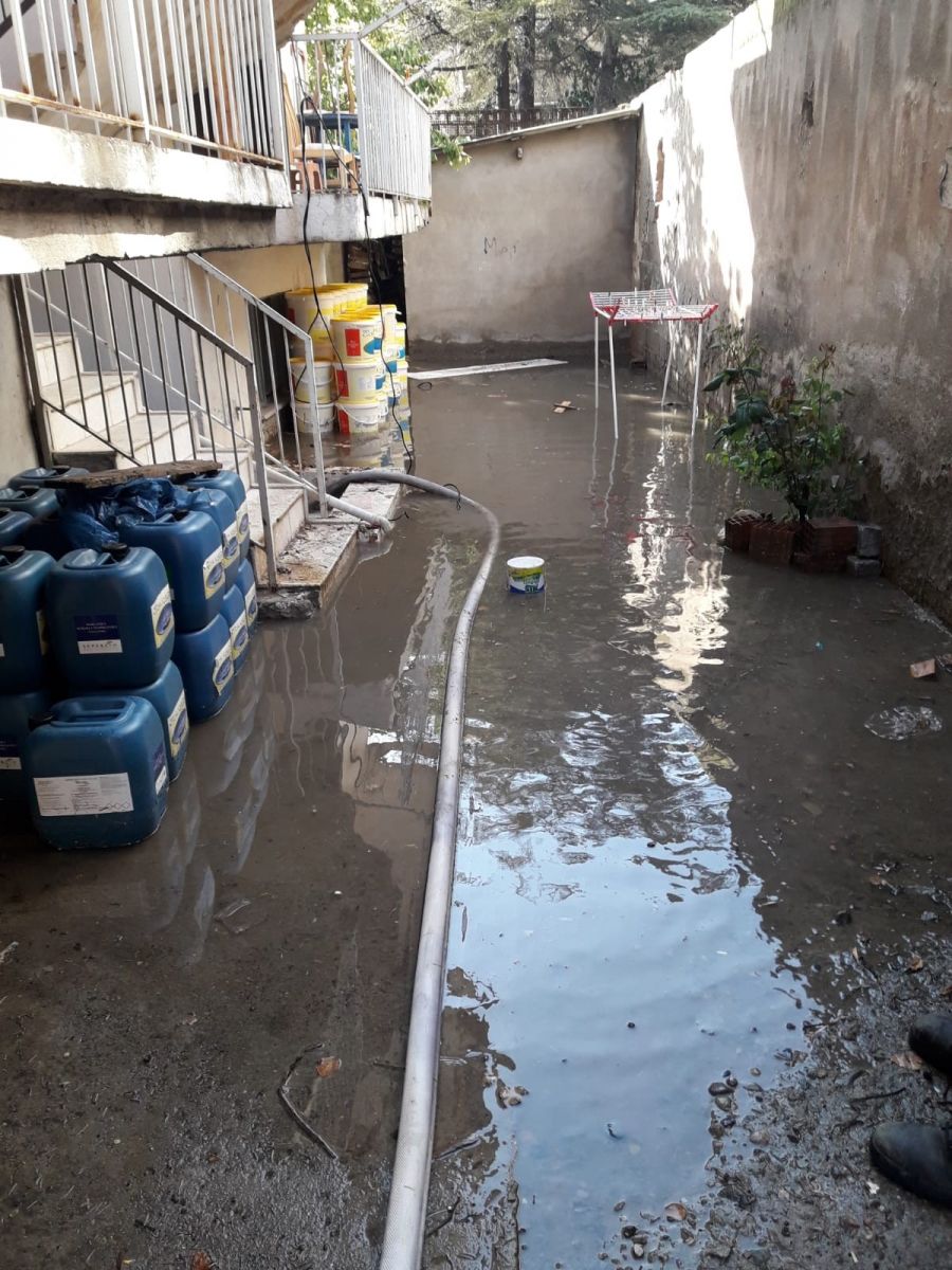 Burhaniye'de evleri su bastı