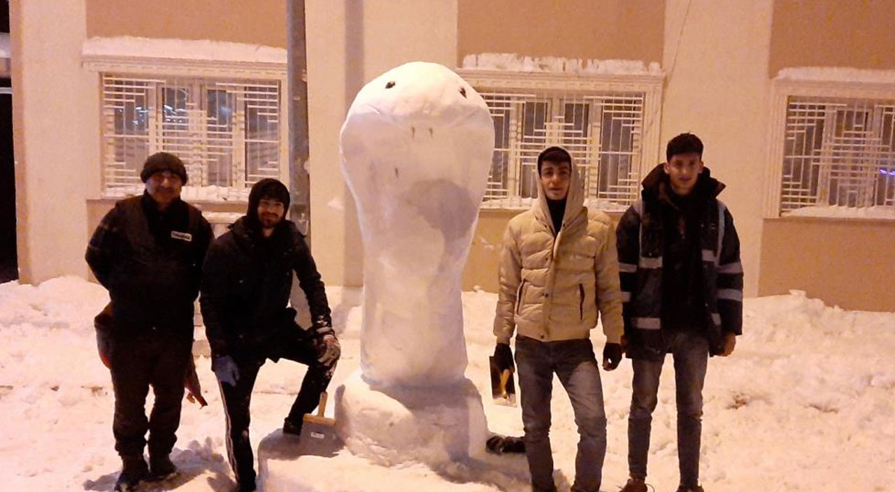 Yapımı 6 saat sürdü: Adıyaman'da kardan kobra yılanı yaptılar