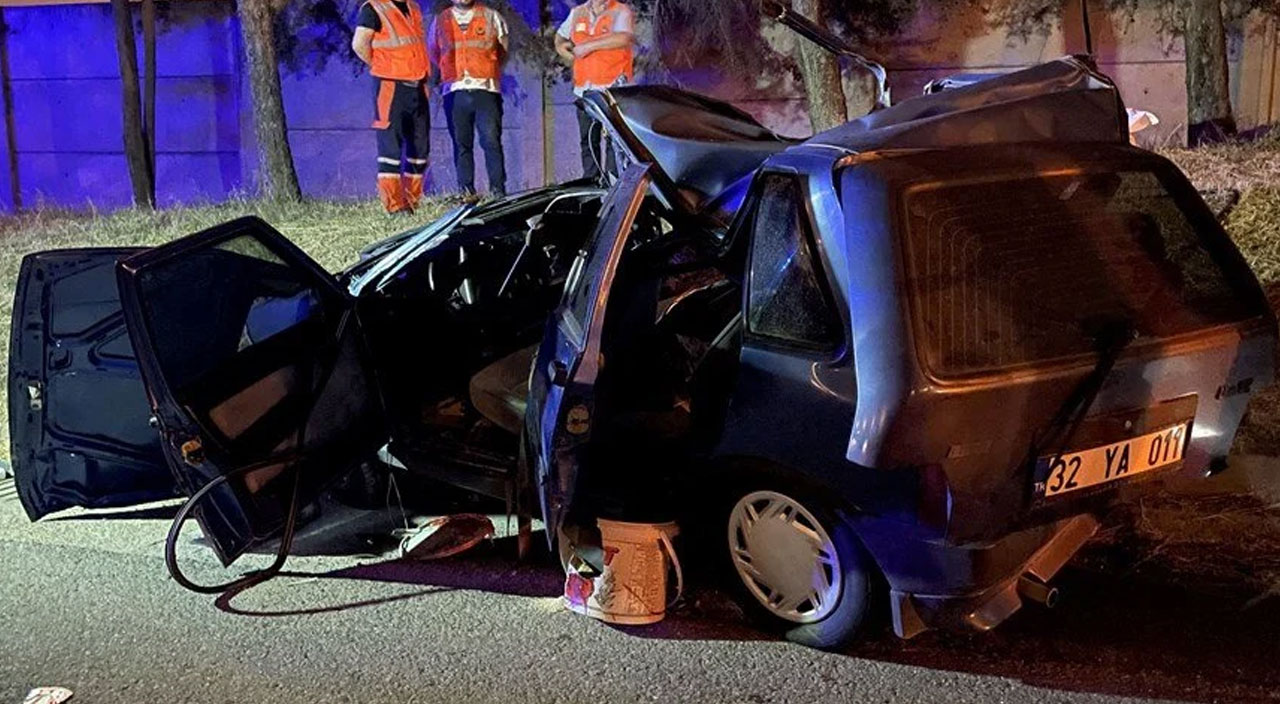 TEM’de feci kaza: TIR’a çarpan otomobildeki şoför yaralandı, yolcu öldü
