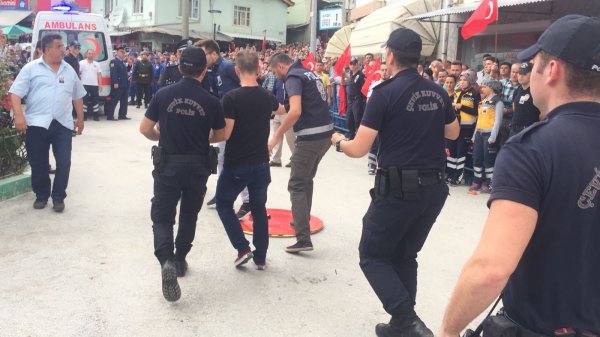 CHP çelengi Şehit cenazesinde parçalandı