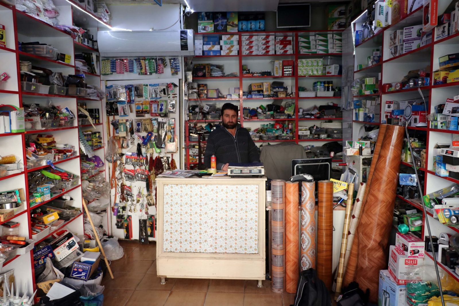 Güneş ve rüzgârla kendi elektriğini kendisi üretiyor