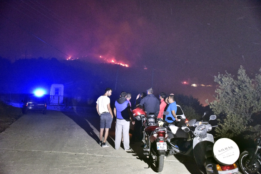 Bodrum'da büyük yangın, zehirlenenler var