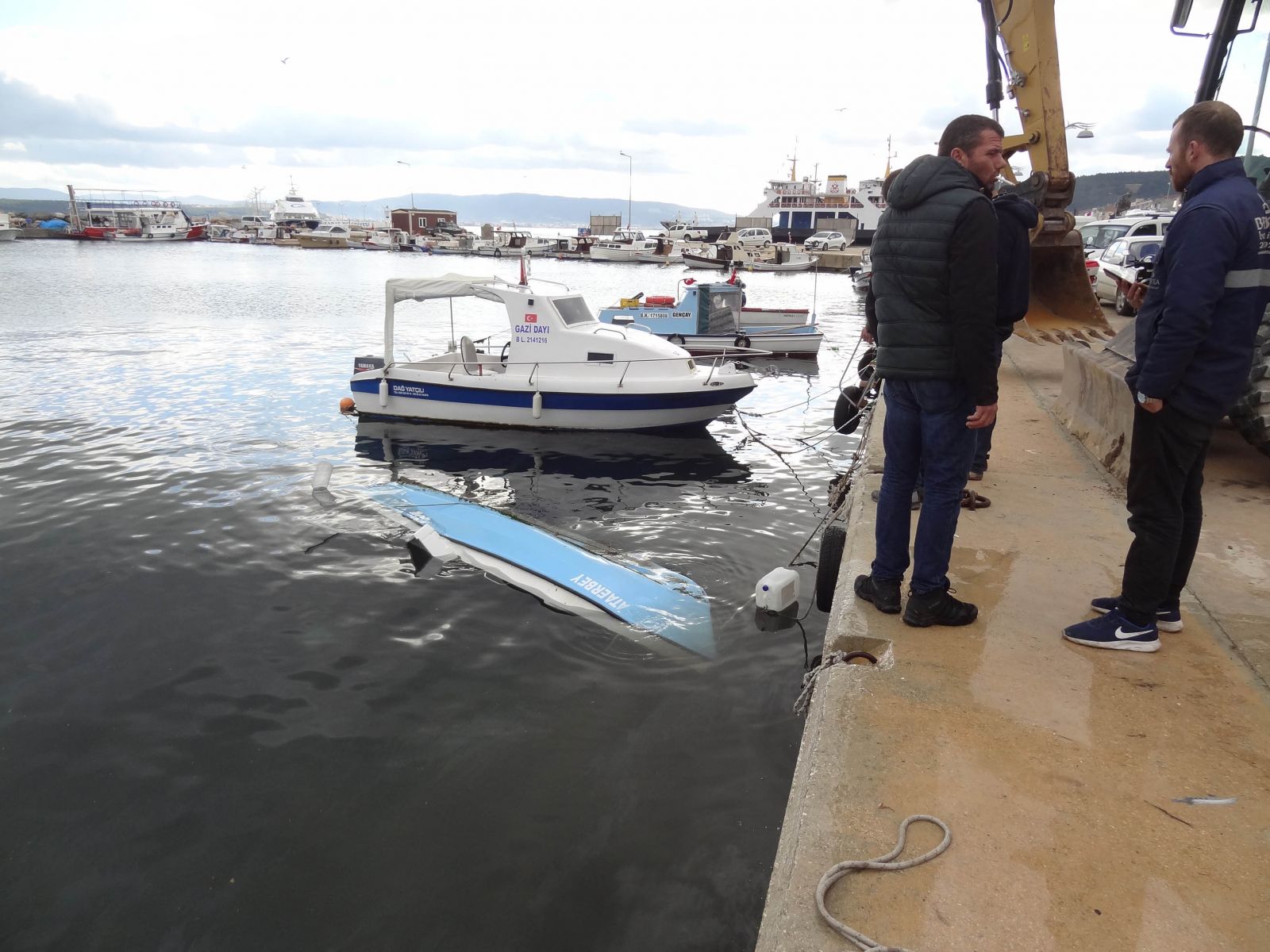 Eceabat'ta otomobil tekneye çarptı