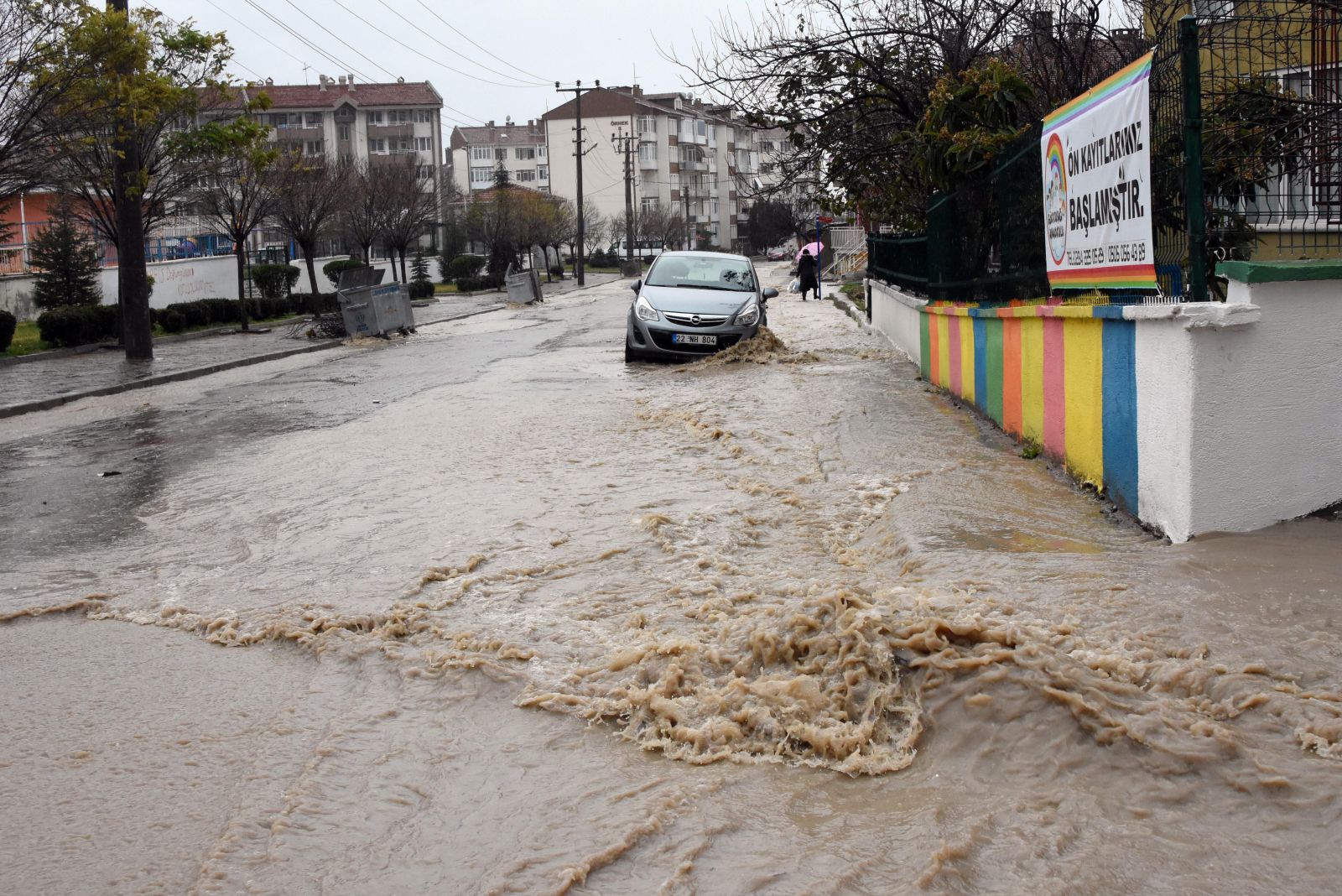 Uyarılar peş peşe geldi, yağmur hayatı felç etti (İstanbul'da Yağmur Ne Kadar Sürecek)