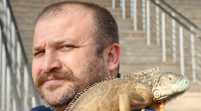 5 yıldır beslediği iguana en yakın arkadaşı oldu
