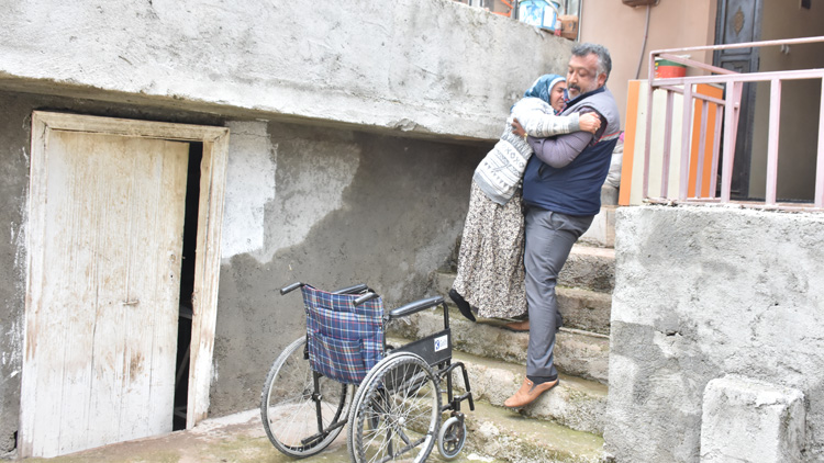 Ömrünü kaza geçiren eşine adadı