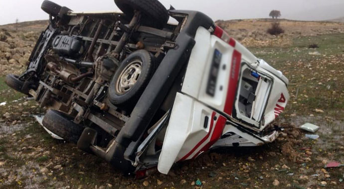 Karaman'da ambulans şarampole devrildi: 3 yaralı