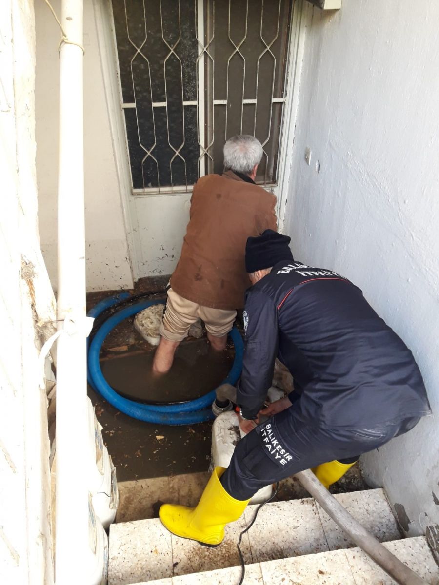 Burhaniye'de evleri su bastı