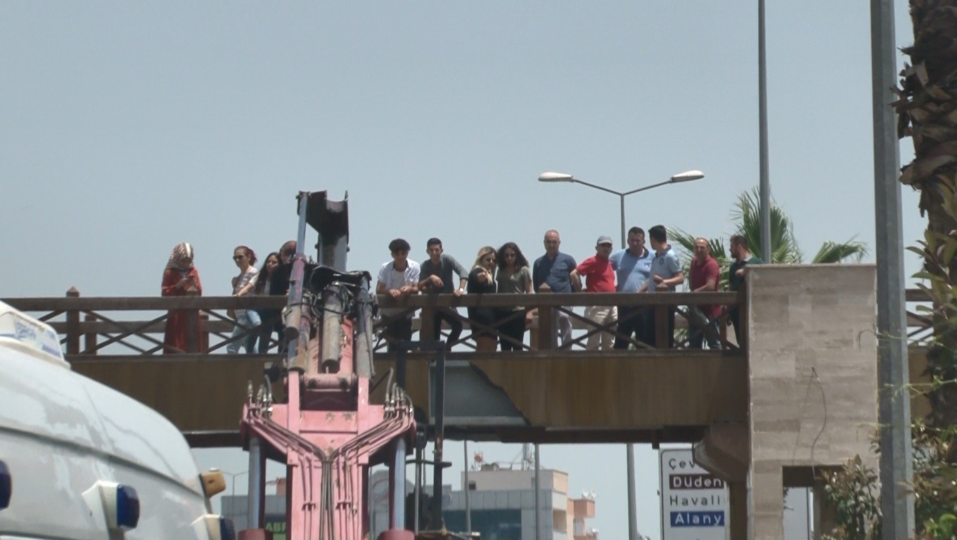 Kamyonun üzerindeki iş makinası üst geçide çarptı: 2 yaralı