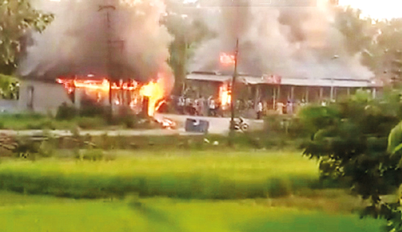 Hindistan'da turuncu tahrik: 16 camiye saldırdılar