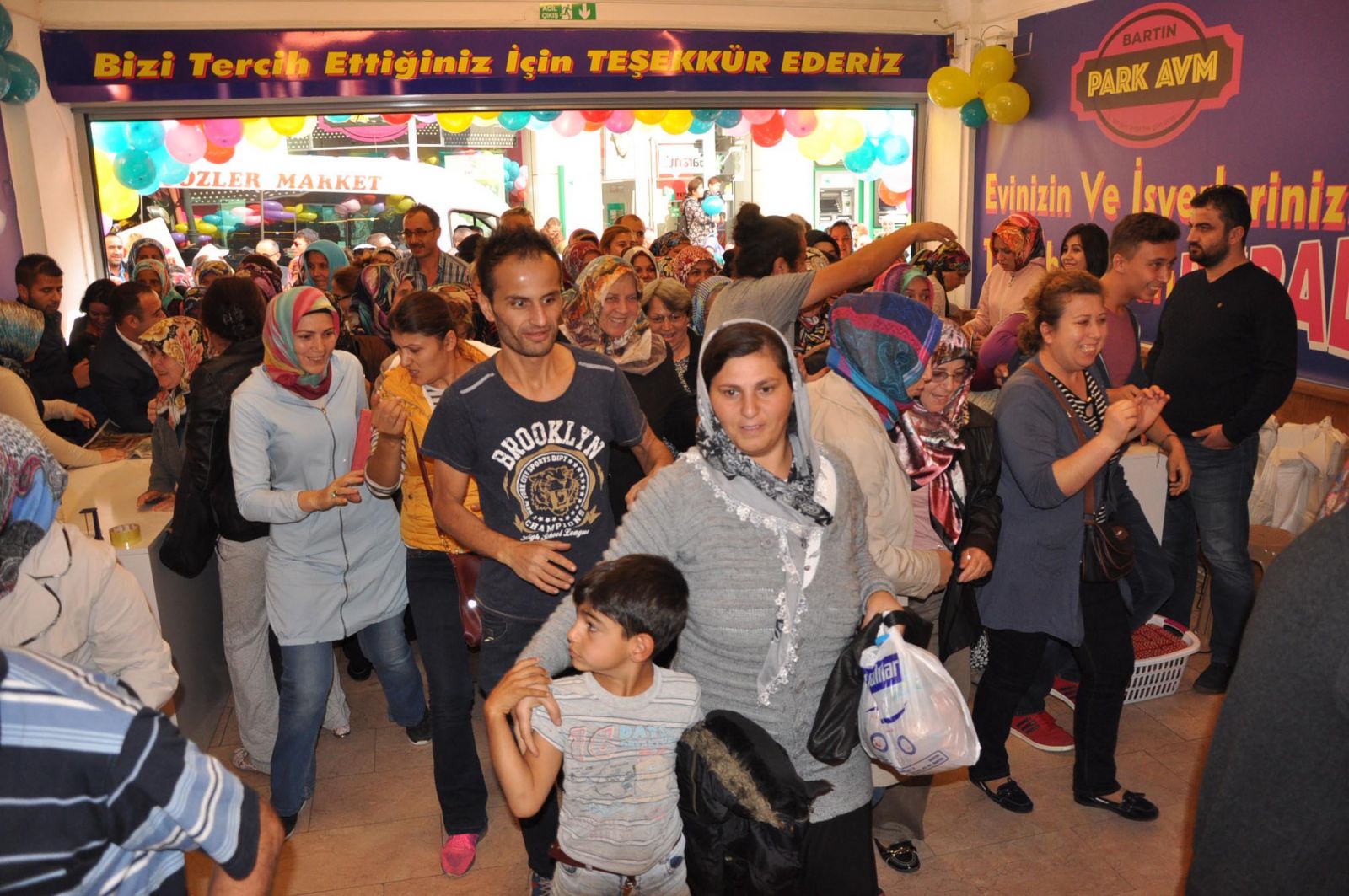 Bartın'da, 'Ne alırsan 5 TL' izdihamı