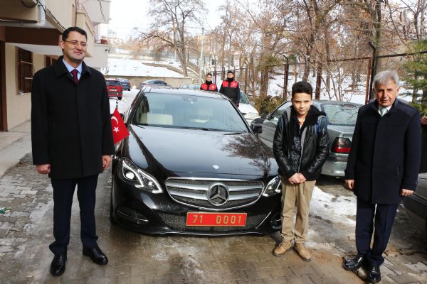 Bir tweet attı, kapısına makam aracı geldi!