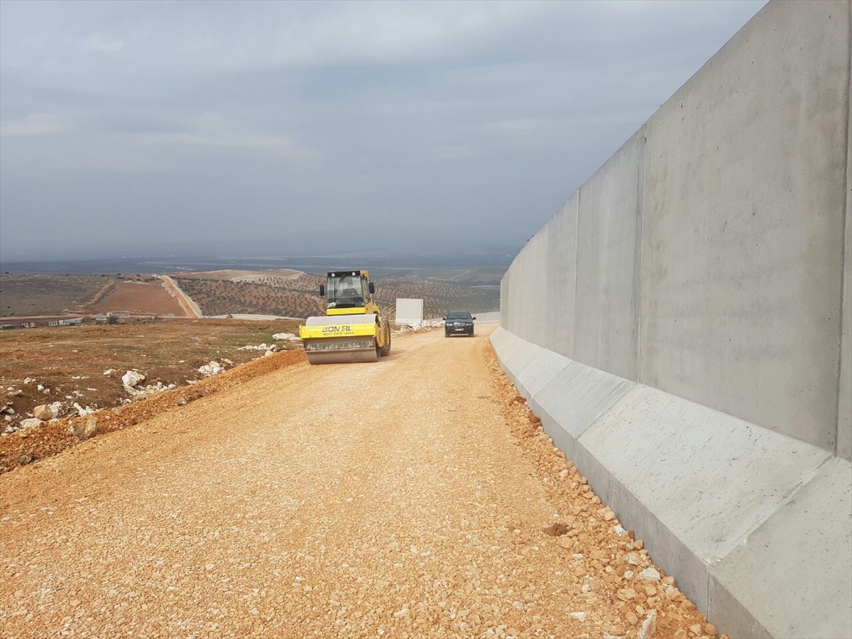 Sınıra örülen duvarının yarısı tamamlandı