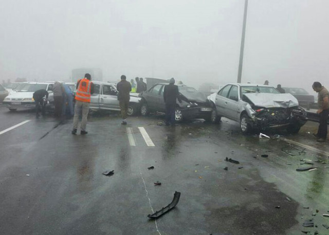 İran'da 130 araç birbirine girdi