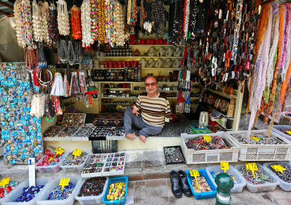 Kolları olmadan doğdu, ayaklarıyla üreterek kazandı