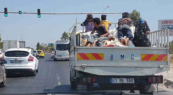 Kamyonet üzerinde tehlikeli yolculuk
