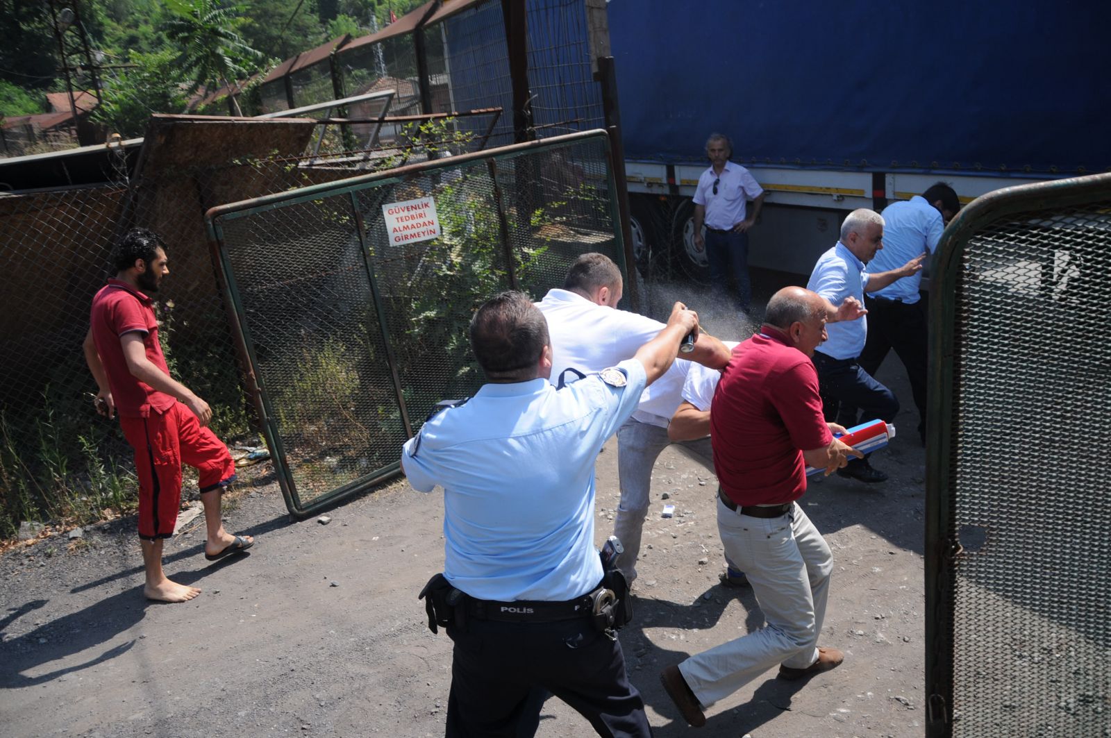 Maden işçileri ile mahalleli birbirine girdi: 3 yaralı
