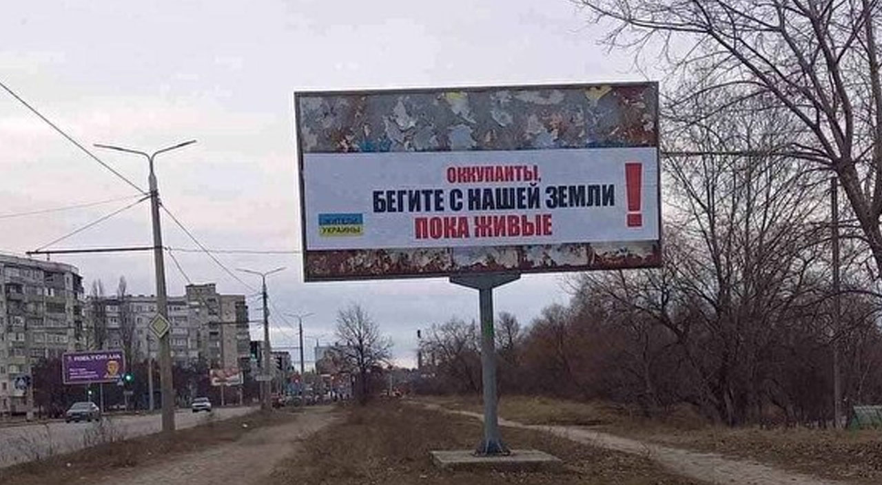 Ukrayna sokaklarında Rus askerlerine billboardlu mesaj