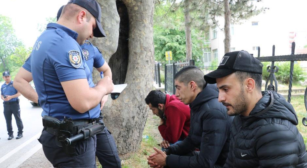 Görenler gözlerine inanamadı! Otobüsün deposundan 3 göçmen çıktı