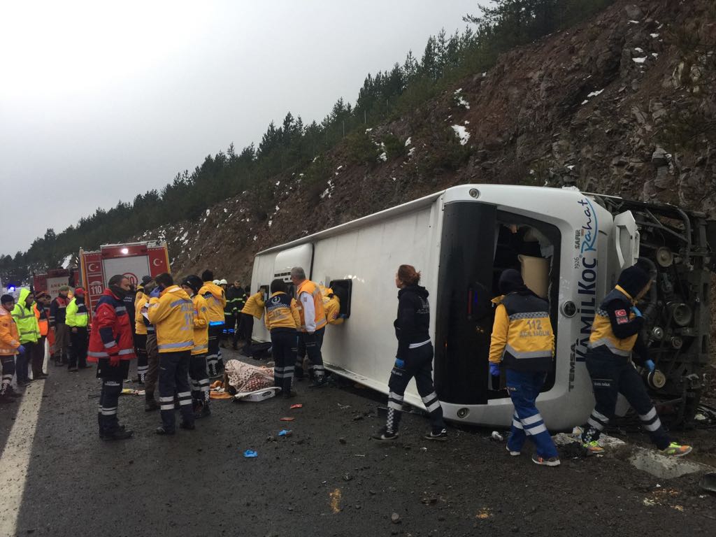 Ankara-İstanbul otobanında otobüs devrildi: 2 ölü, 20 yaralı