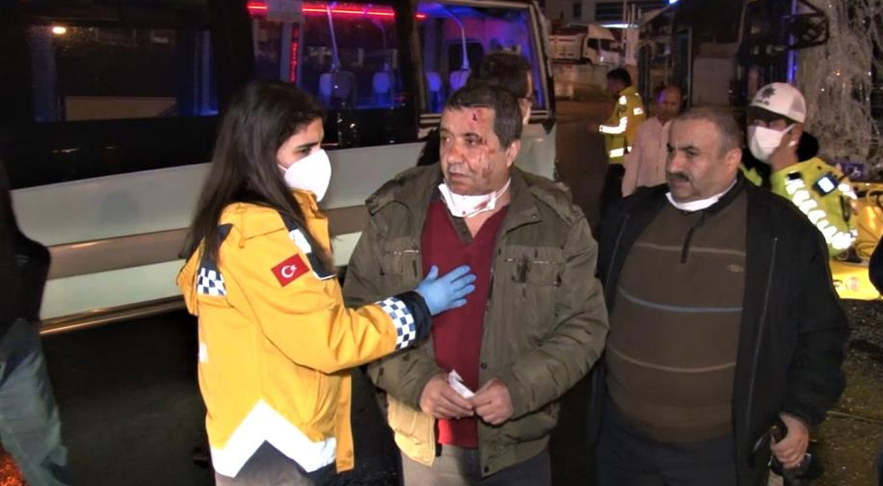 Maltepe’de İETT otobüsü yolcu bekleyen minibüse çarptı: Yaralılar var