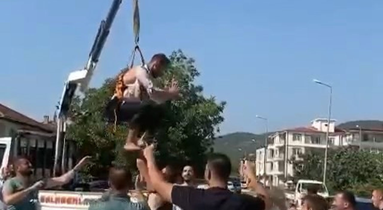 Bursa’da bir garip düğün adedi: Damadı vinçle sallandırdılar