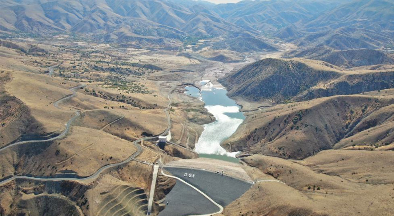 Elazığ’ı kuraklık vurdu baraj çöle döndü Elazığ’ı kuraklık vurdu baraj çöle döndü