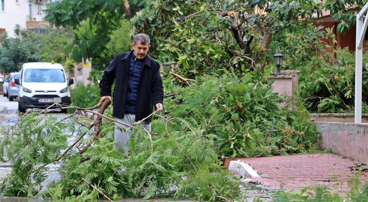 Antalya’da deprem gibi hortum: Mahalle savaş alanına döndü