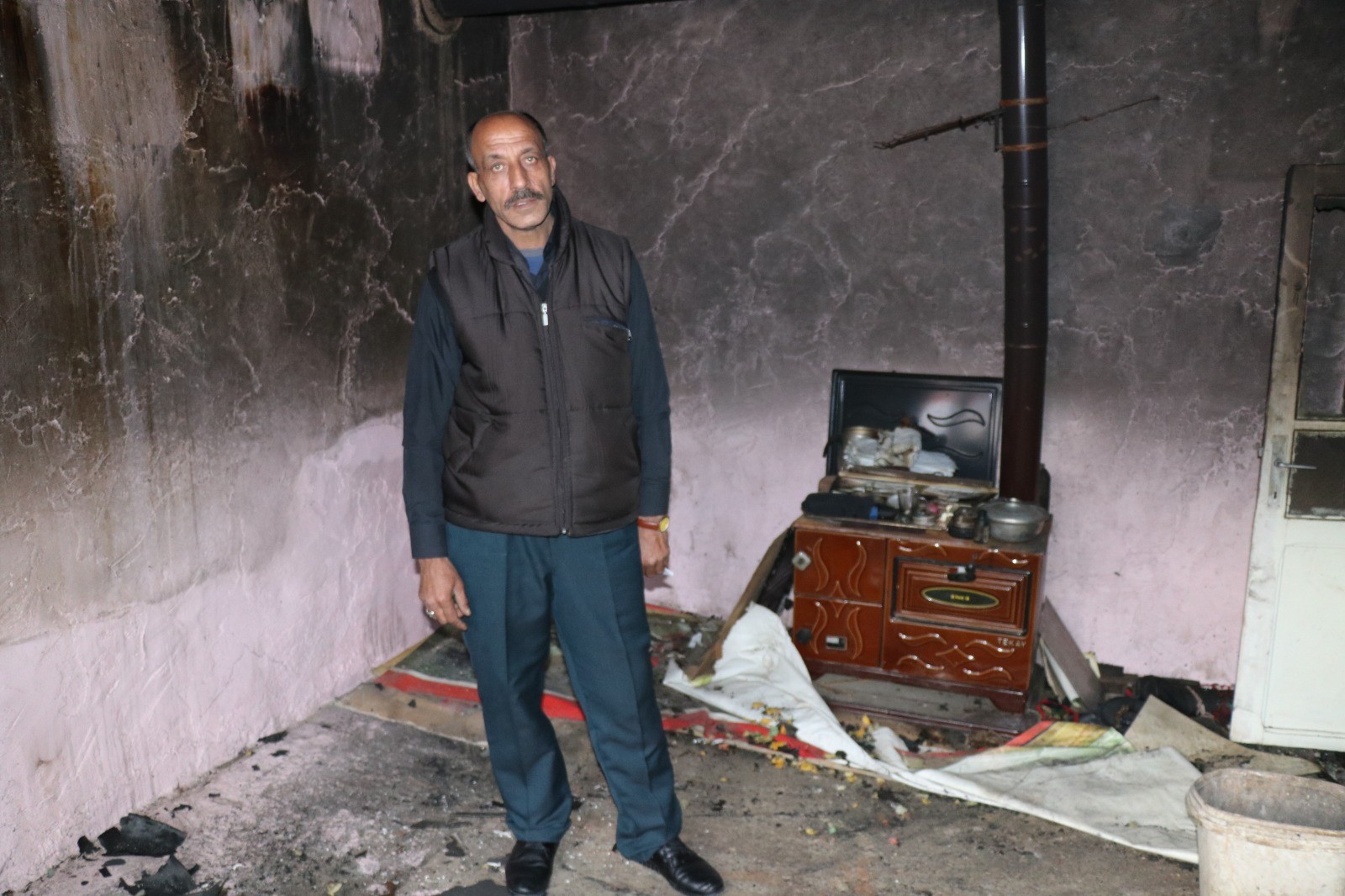 Evi kundaklanan adam sokakta yaşıyor