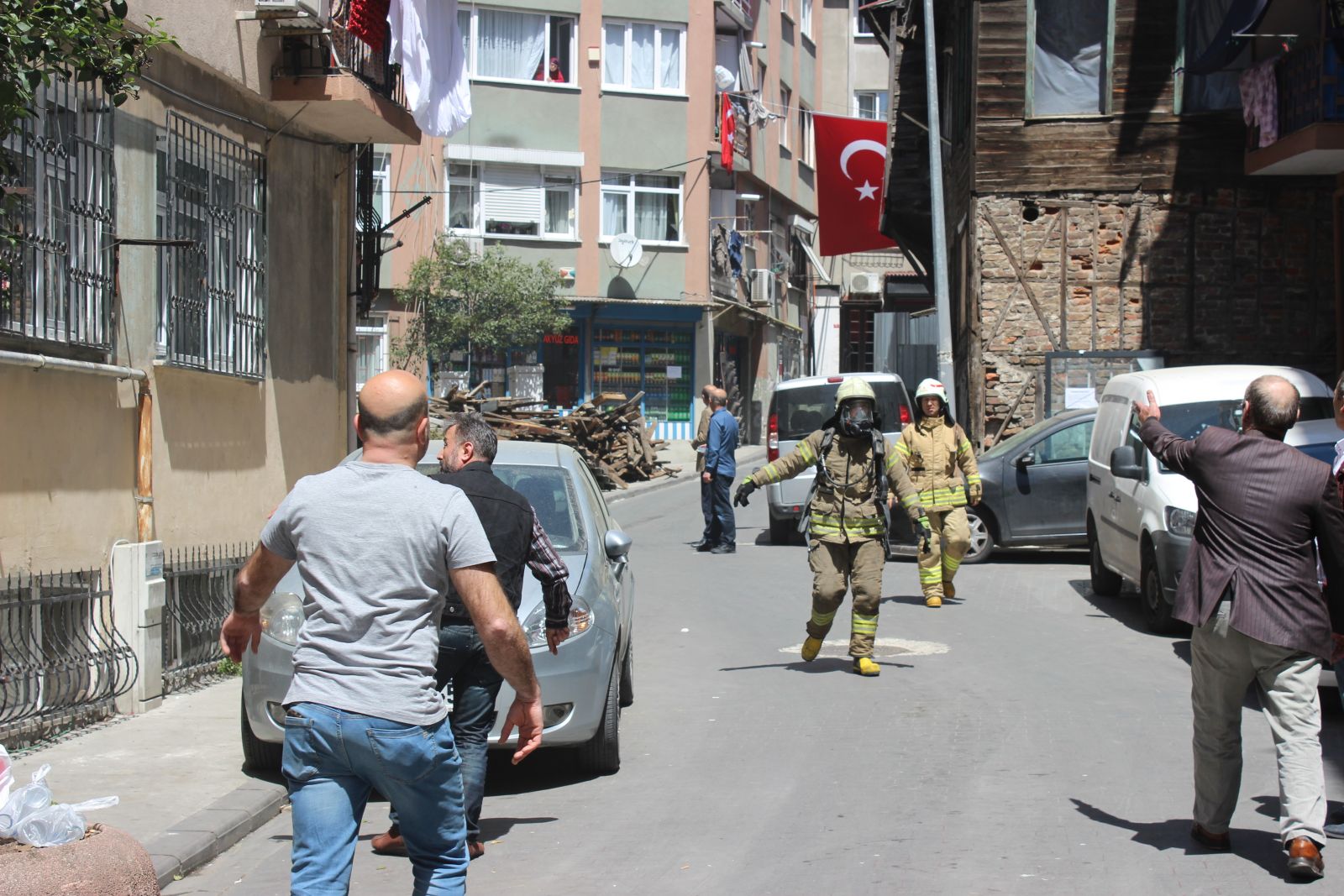 Hatalı park itfaiyeye zor anlar yaşattı