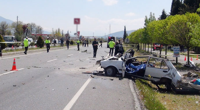 Beton mikseri otomobili biçti: 1 ölü