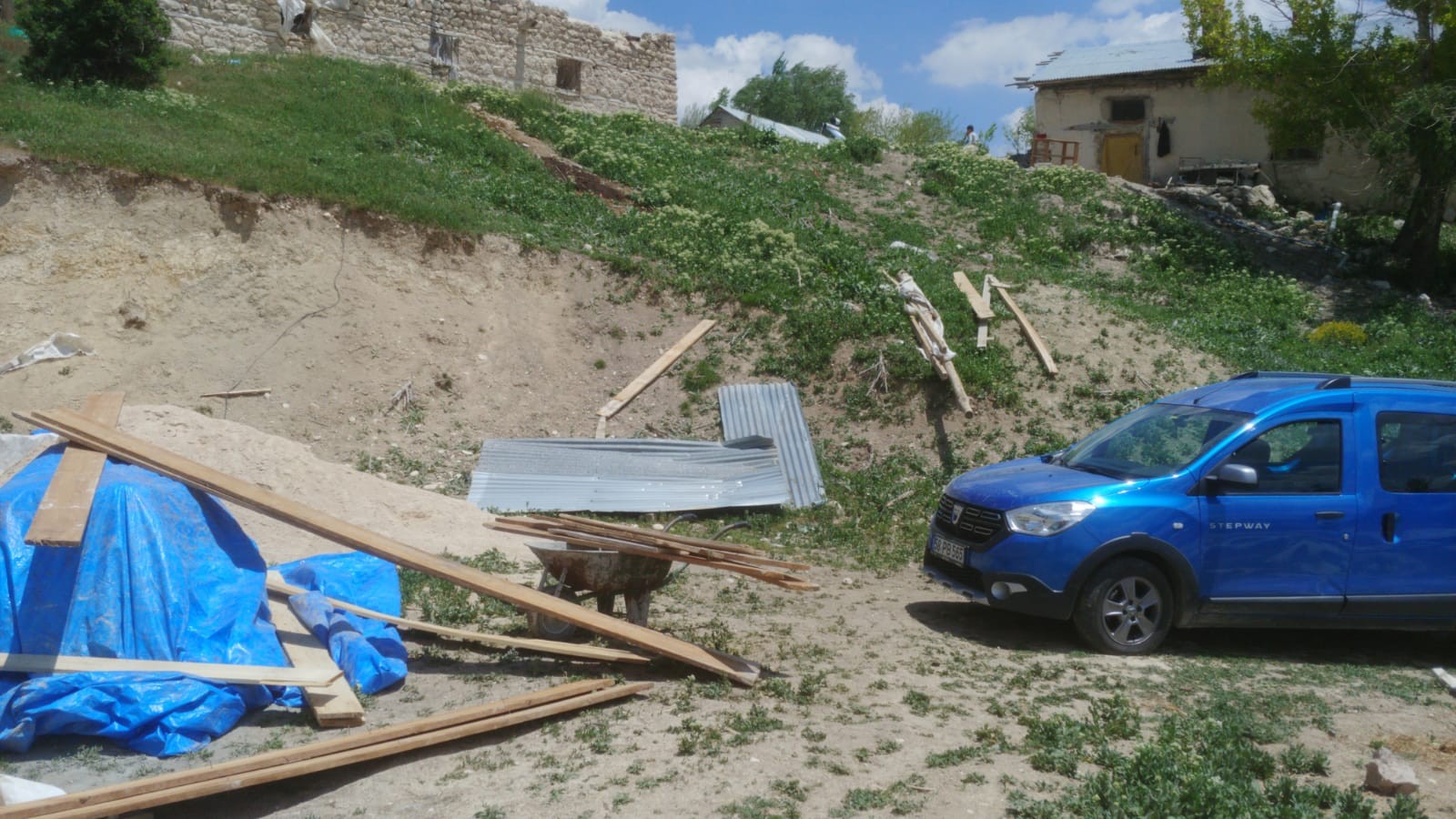 Kuvvetli rüzgar çatıları uçurdu