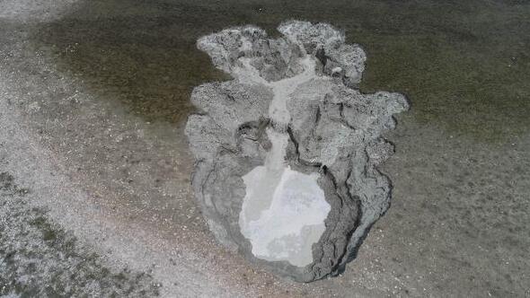 Karaman'da şok görüntü! Gölün kenarında obruklar oluştu