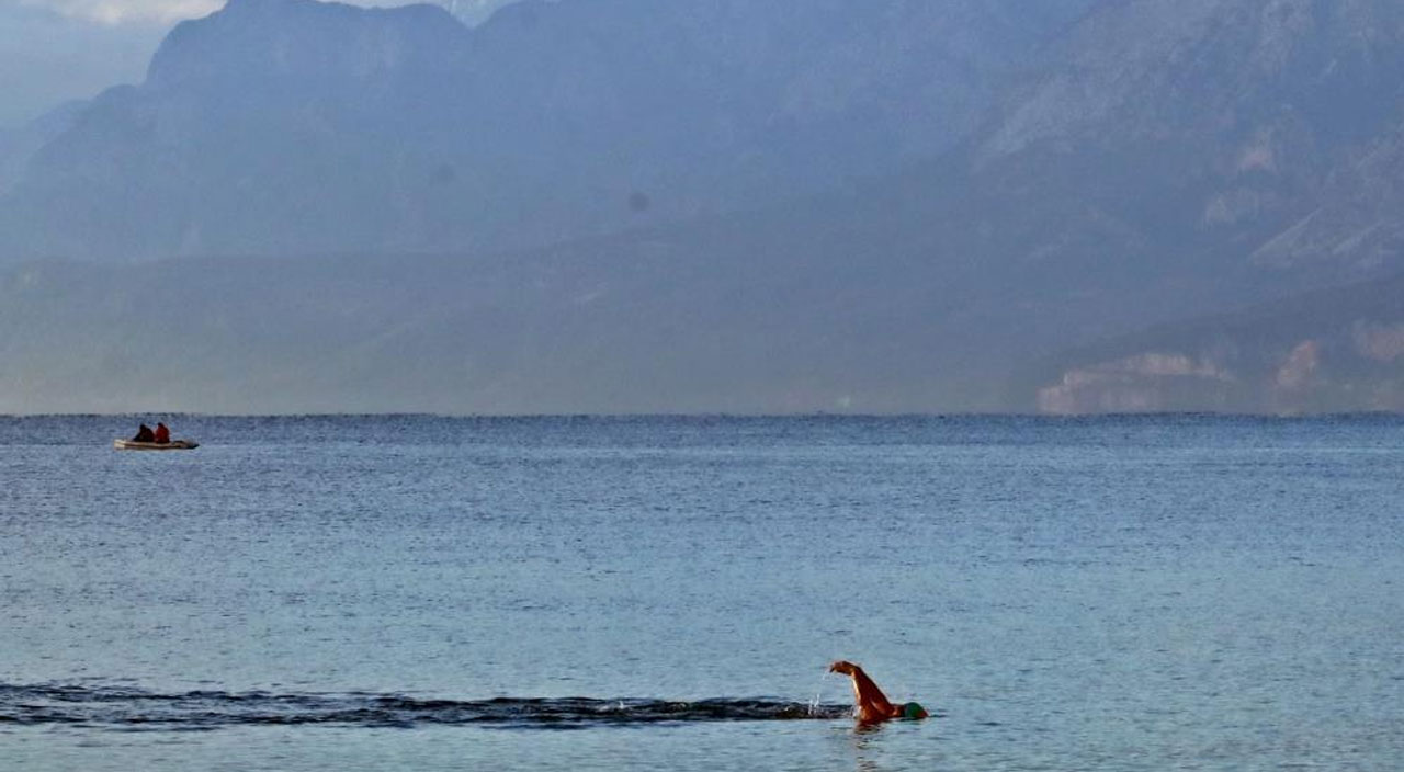 Antalya'da vatandaşlar kar manzarası eşliğinde denize girdi Antalya'da vatandaşlar kar manzarası eşliğinde denize girdi
