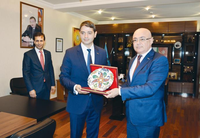 Azerbaycan Gümrük Komitesi Başkanı Aliyev, Türk işadamları ile bir arada