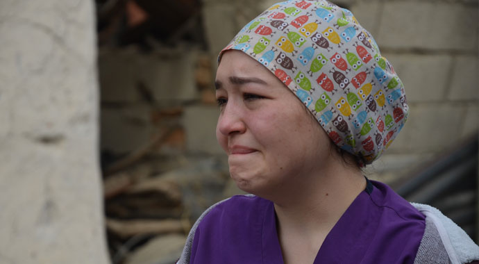 Depremde enkaza dönen evde yangın çıktı, aile sinir krizleri geçirdi