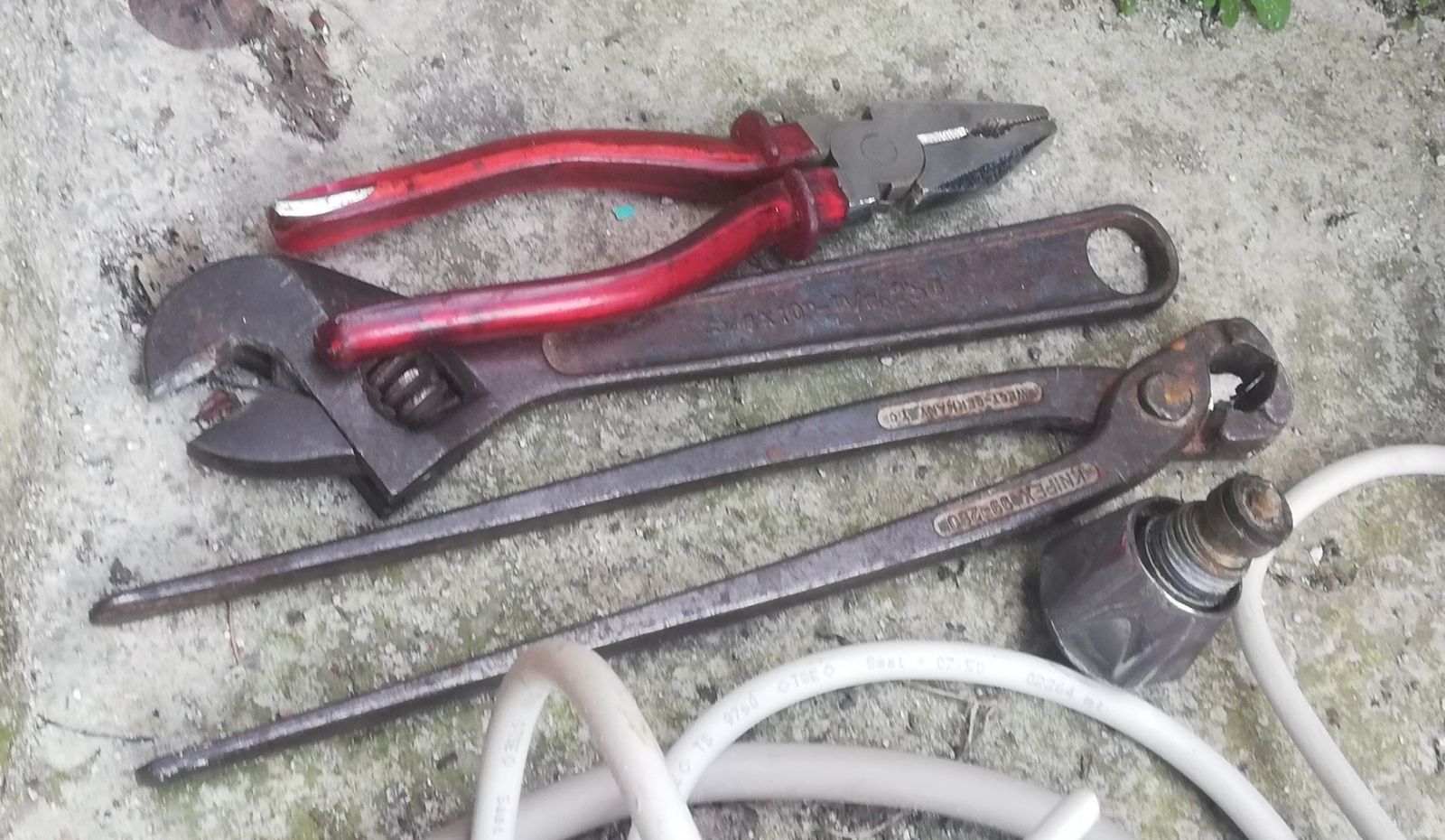 Evin elektrik tesisatını söküp, çeşme musluklarını çaldılar