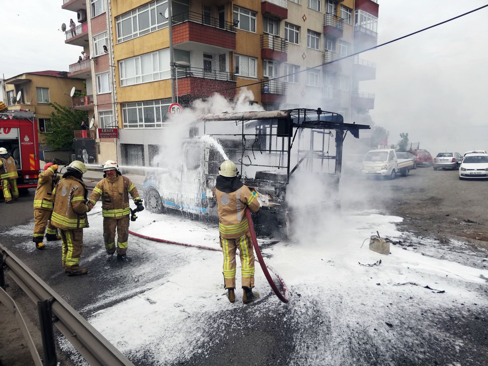 E-5 karayolu Küçükçekmece’de kamyonette yangını