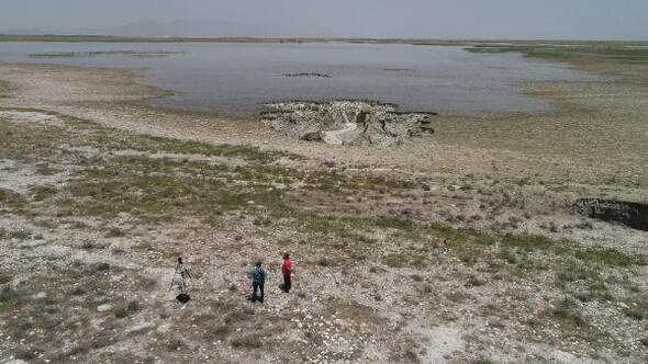 Karaman'da şok görüntü! Gölün kenarında obruklar oluştu