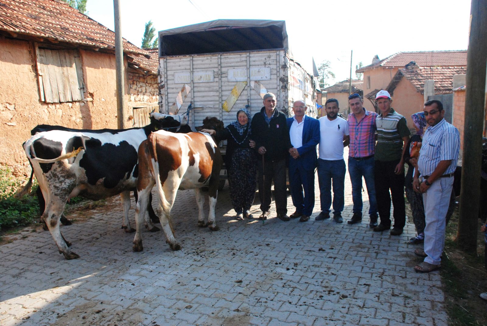 Telef olan inekleri için ağlayan çifti güldüren hediye