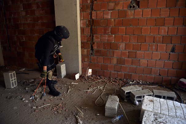Nusaybin'de tuzaklanan el yapımı patlayıcılar imha ediliyor