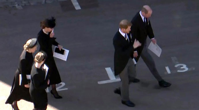 Kate aradan çekildi, Prens William ile Prens Harry sohbet etti