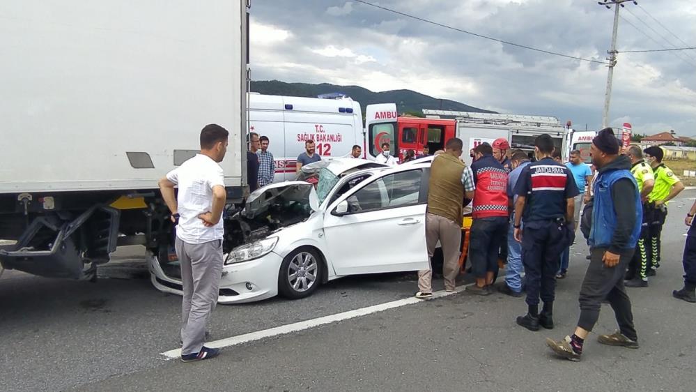 Sakarya'da otomobil tırın altına girdi, çok sayıda yaralı var