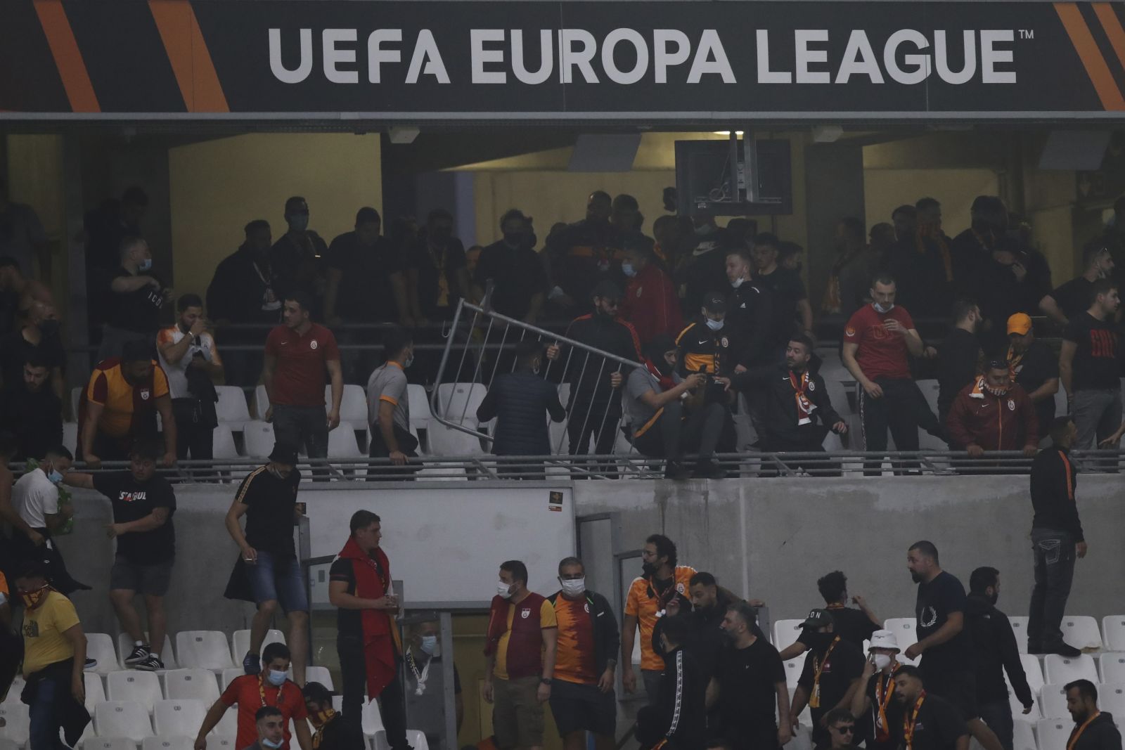 Fransız polisi Galatasaray taraftarına biber gazı sıktı