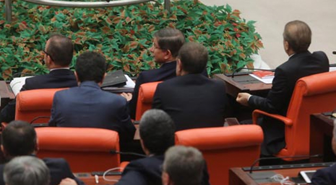 Başbakan Davutoğlu'ndan dikkat çeken hareket
