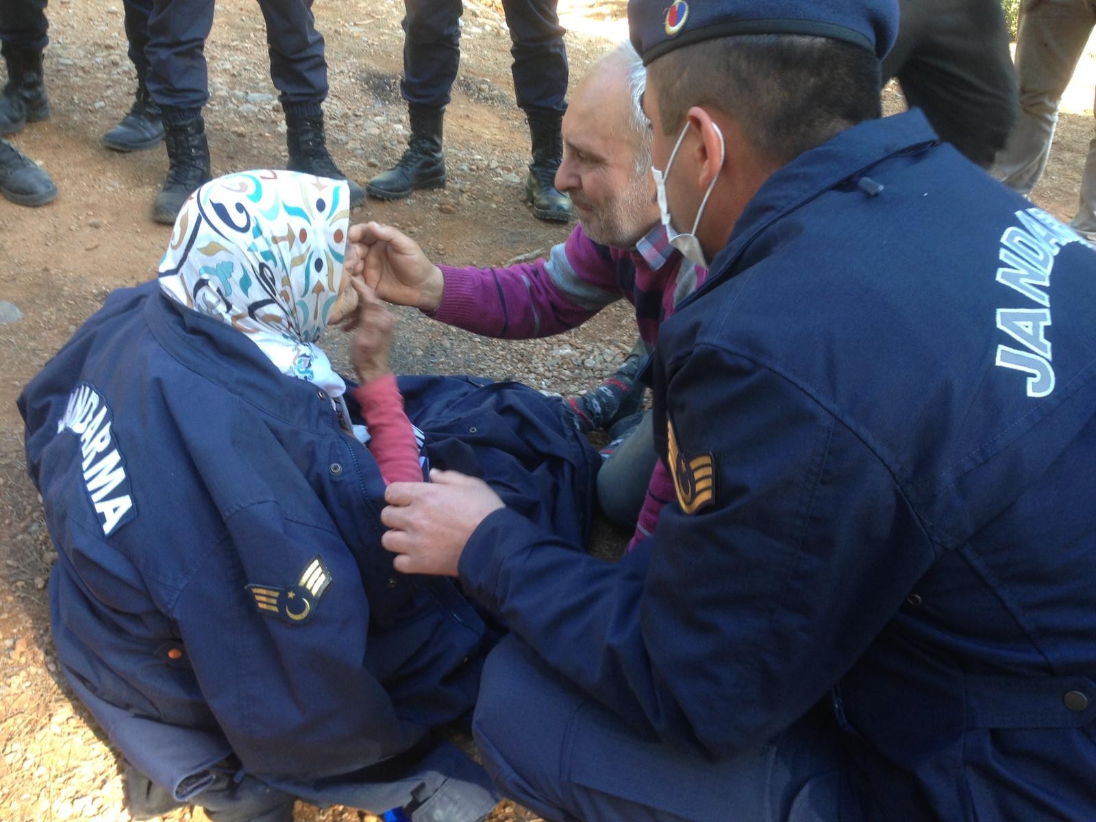 100 saattir dağ taş aranan yaşlı kadını İHA muhabiri buldu