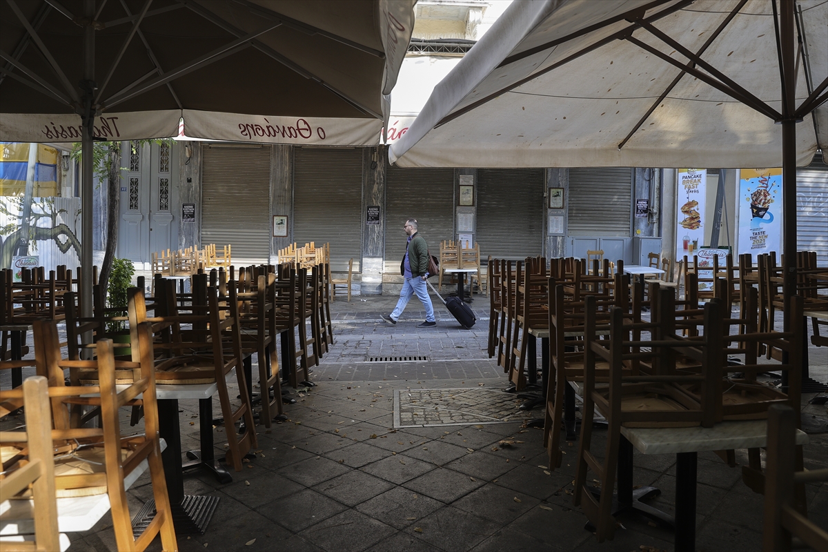 Yunanistan'da restoran sahipleri kepenk indirdi