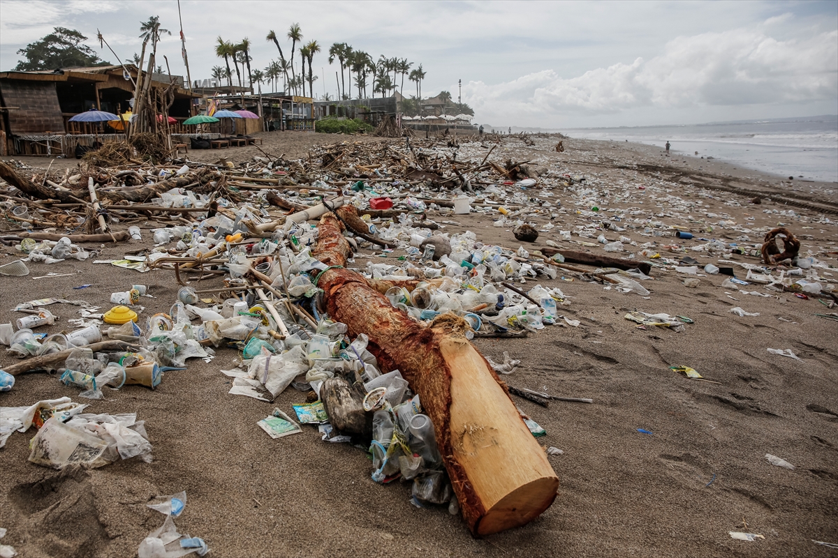 Muson rüzgarları tonlarca plastik atık ve çöpü Bali plajlarına taşıyor