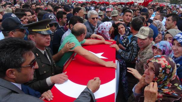 Şehidin hamile eşi feryat etti: 'Beni bırakıp nereye gidiyorsun'